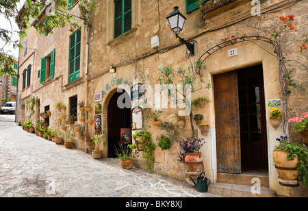 Straße mit Wohnhäusern in Valldemossa, Tramuntana-Gebirge, Mallorca, Balearen, Spanien, Europa Stockfoto