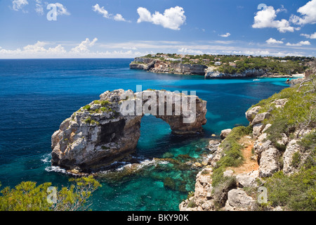 Torbogen Es Pontas im Sonnenlicht, Cala Santanyi, Mallorca, Balearen, Spanien, Europa Stockfoto