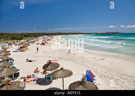 Menschen am Strand von Es Trenc im Sonnenlicht, Mallorca, Balearen, Spanien, Europa Stockfoto