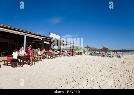 Leute sitzen in einer Strandbar am Strand von Es Trenc, Mallorca, Balearische Inseln, Spanien, Europa Stockfoto