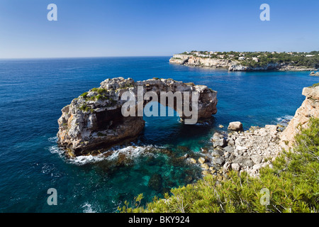 Torbogen Es Pontas im Sonnenlicht, Cala Santanyi, Mallorca, Balearen, Spanien, Europa Stockfoto