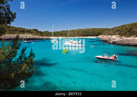 Segel-Yachten ankern in der Bucht von S' Amarador unter blauem Himmel, Cala Mondragó, Mallorca, Balearen, Mittelmeer, Stockfoto