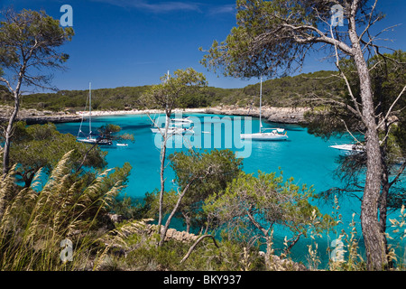 Segel-Yachten ankern in der Bucht von S' Amarador, Cala Mondragó, Mallorca, Balearen, Mittelmeer, Spanien, Europa Stockfoto