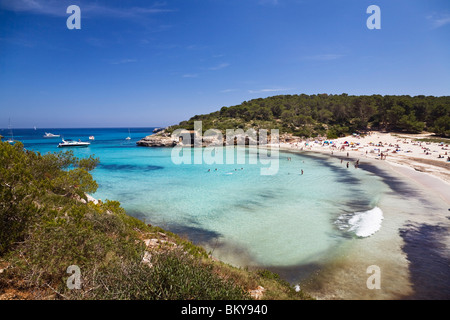 Menschen am Strand in der Bucht von S' Amarador, Cala Mondragó, Naturpark Mondragó, Mallorca, Balearen, Mittelmeer Stockfoto
