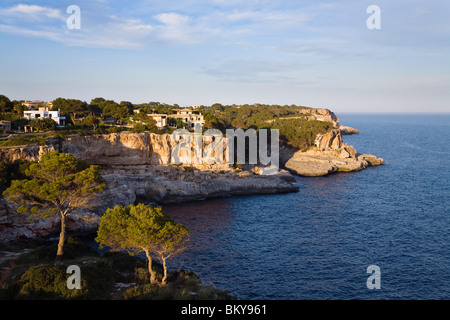 Steilküste zwischen Cala Santanyi und Cala Figuera im Sonnenlicht, Mallorca, Balearen, Mittelmeer, Spanien, Europa Stockfoto