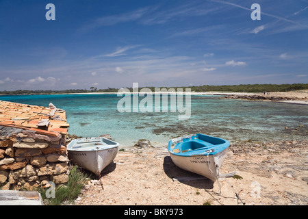 Zwei Boote am Strand in der Sonne, Platja Essen Caragol, Mallorca, Balearen, Mittelmeer, Spanien, Europa Stockfoto