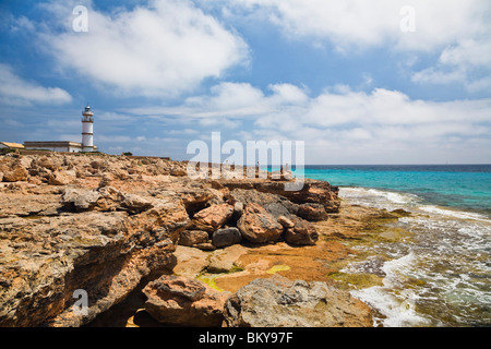 Leuchtturm am Kap Cap de ses Salines unter getrübt Himmel, Mallorca, Balearen, Mittelmeer, Spanien, Europa Stockfoto