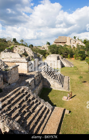 Maya-Tempel-Ruinen von Ek Balam, Blick auf die Twin-Pyramide und die Akropolis mit dem Grab des Ukit Kan Le'k Tok' in den Rücken, St Stockfoto