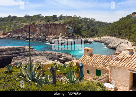 Häuser am Ufer unter bewölktem Himmel, Cala s'Almonia, Mallorca, Spanien, Europa Stockfoto