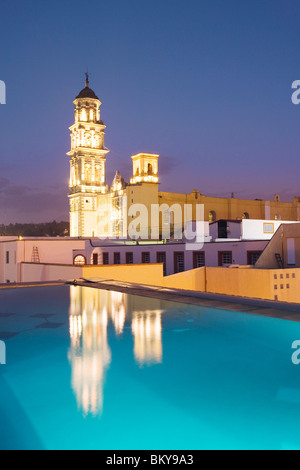 Die Dachterrasse des Hotels La Purificadora hat einen Blick auf Convento de San Francisco, Heroica Puebla de Zaragoza, auch bekannt als Stockfoto