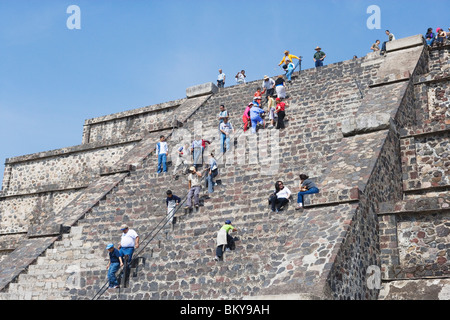 Touristen, die die Stufen der Mond Pyramide von Teotihuacan, Mexiko City, Mexiko D.F., Mexiko Stockfoto