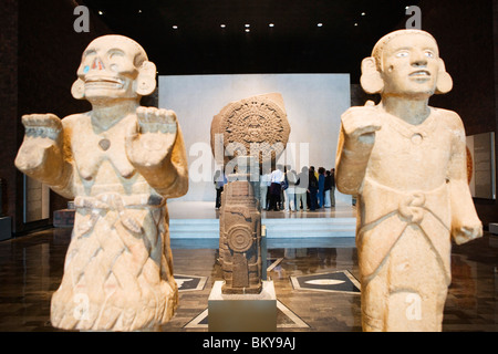 Eingangshalle mit den Azteken Stein der Sonne, Nationalmuseum für Anthropologie, Museo Nacional de Antropologia, Mexico City, Mexiko Stockfoto