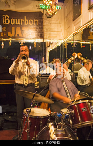 Maison Bourbon ist eine der besten Entscheidungen auf der Bourbon Street Jazz, French Quarter, New Orleans, Louisiana, USA anhören Stockfoto