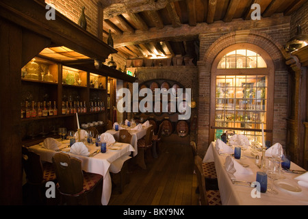 Tabellen, D'Vijff Vlieghen, Luxusrestaurant, Blick in eine verlassene D'Vijff Vlieghen, ein Luxus-Restaurant in der Nähe von Spui, nur Stockfoto