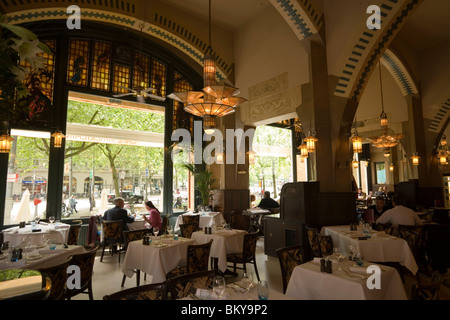 Menschen, Cafe Americain, Leidseplein, Blick ins Innere Cafe Americain, einige Gäste sitzen an Tischen, Leidseplein, Amsterdam, Holland, Stockfoto