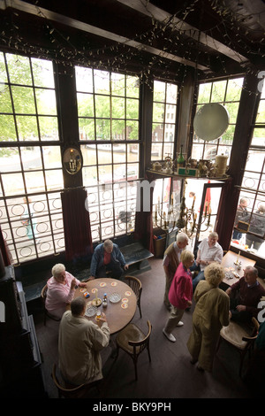 Personen, Het Papeneiland, Jordaan, Leute sitzen in Het Papeneiland, das älteste braun oder Bruin Café, Jordaan, Amsterdam, Holland Stockfoto