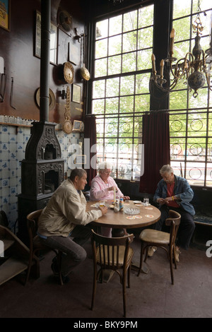 Personen, Het Papeneiland, Jordaan, Leute sitzen in Het Papeneiland, das älteste braun oder Bruin Café, Jordaan, Amsterdam, Holland Stockfoto