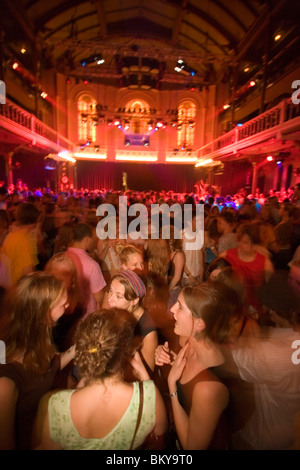 Tänzer, Paradiso, Konzerthalle und Club, Frauen tanzen im Club Paradiso, in der Nähe von Rembrandtplein, Amsterdam, Holland, Niederlande Stockfoto