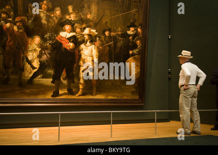 Besucher, die Nachtwache, Rembrandt, Rijksmuseum, Mann, Blick auf die Nachtwache, ein Gemälde von Rembrandt van Rijn, Rijksmuseum, A Stockfoto