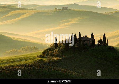 Belvedere-Bauernhaus und Landschaft der Toskana, in der Nähe von San Quirico d ' Orcia in der Toskana in Italien Stockfoto