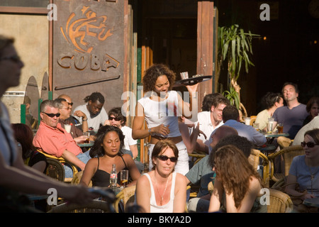 Gäste, Cafe Cuba, Nieuwmarkt, Kellnerin, Kellnerin, Getränke im Café, Cafe Cuba, Nieuwmarkt neuen Markt unter freiem Himmel, Amsterdam, Stockfoto