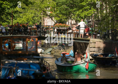 Boote, öffnen Luft Restaurant, Kanalbrücke, Egelantiersgracht, Jordaan, Leute sitzen im Open-Air-Restaurant auf Kanalbrücke über Stockfoto