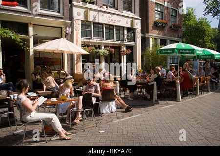 Gäste, Cafe Finch, Jordaan, Leute sitzen im freien Cafe gegenüber Cafe Finch, Jordaan, Amsterdam, Holland, Niederlande Stockfoto