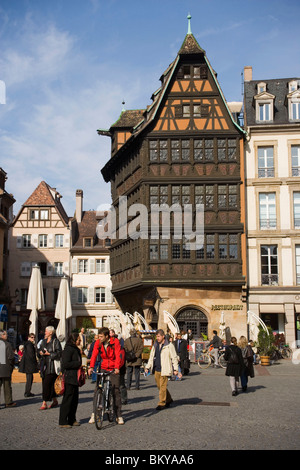 Place De La Cathedrale und Maison Kammerzell, über dem beschäftigt Place De La Cathedrale Domplatz, um eines der ältesten anzeigen ein Stockfoto