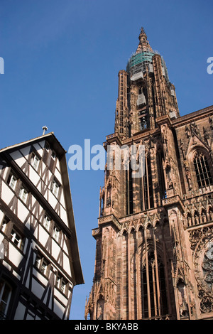 Blick auf ein Fachwerkhaus und der Muttergottes-Kathedrale, Blick auf ein Fachwerkhaus und der Westfassade mit Turm von der Muttergottes kreisförmig Stockfoto