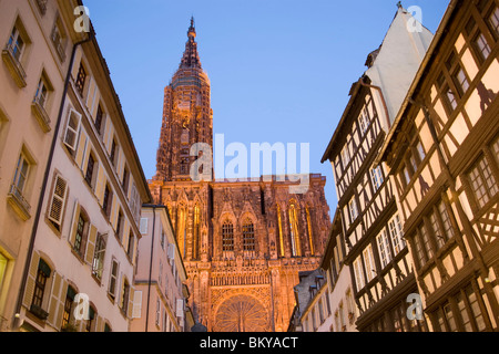 Blick durch die Rue Merciere, die Notre Dame Kathedrale, Blick durch die Rue Merciere an der Westfassade und Nord-Turm-o Stockfoto