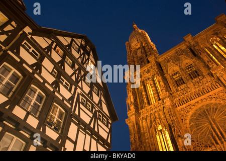 Blick auf ein Fachwerkhaus und der Muttergottes-Kathedrale, Blick auf ein Fachwerkhaus und der Westfassade mit Turm von der Muttergottes kreisförmig Stockfoto