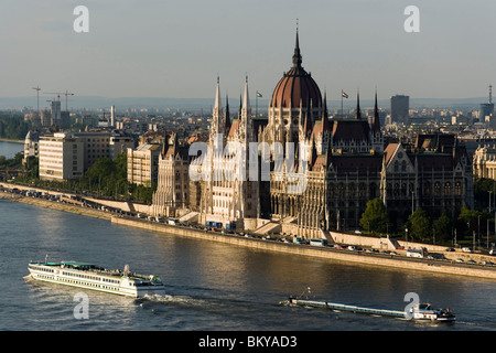 Parlament und Donau, Blick über die Donau mit Booten nach dem Parlament, Pest, Budapest, Ungarn Stockfoto