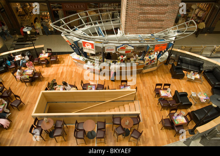 Cafe in das West End City Center, erhöhte Ansicht zu einem Café in der West End City Center, Pest, Budapest, Ungarn Stockfoto