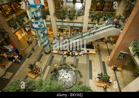 Menschen auf Rolltreppen in das West End City Cente, Menschen auf Rolltreppen in das West End City Center, Pest, Budapest, Ungarn Stockfoto