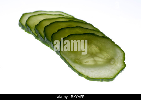 dünne Scheiben Gurke von hinten angestrahlt und vor einem weißen Hintergrund isoliert Stockfoto