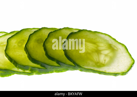 dünne Scheiben Gurke von hinten angestrahlt und vor einem weißen Hintergrund isoliert Stockfoto