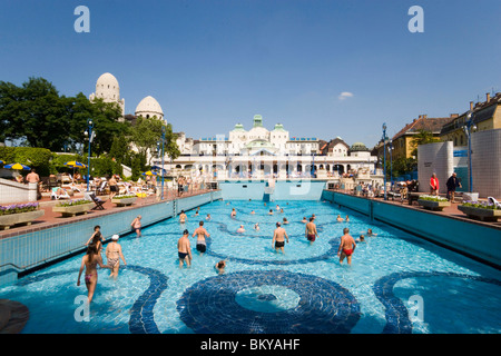 Open-Air-Gelände der Gellertbad, Personen in das Freigelände der Gellertbad, Buda, Budapest, Ungarn Stockfoto