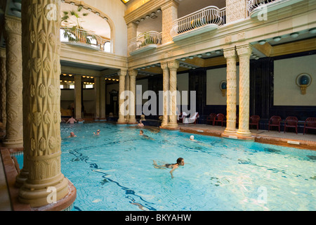 Im Inneren das Gellertbad Menschen Sie schwimmen in das Gellertbad, Buda, Budapest, Ungarn Stockfoto