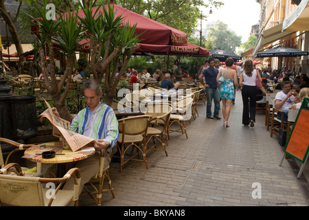 Menschen in Straßencafés, Leute sitzen in Straßencafés am Liszt-Platz, Pest, Budapest, Ungarn Stockfoto