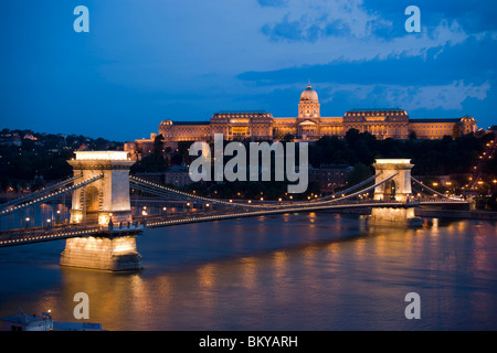 Donau, Széchenyi Kettenbrücke und Königspalast, beleuchtet Blick über Donau mit Széchenyi Kettenbrücke zum Königspalast in Cas Stockfoto