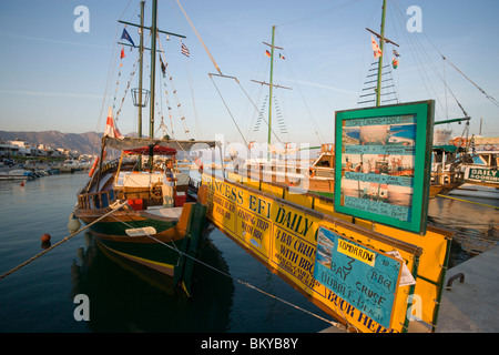 Eine typische Ausflug Segeln Boote von Kai, Kardamena, Kos, Griechenland Stockfoto