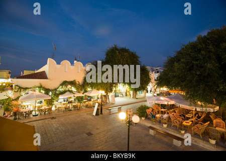 Blick in ein Restaurant hinter der Markthalle bei Nacht, Kos-Stadt, Kos, Griechenland Stockfoto