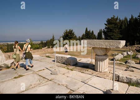 Menschen besuchen den Tempel Asklipion, Kos-Stadt, Kos, Griechenland Stockfoto