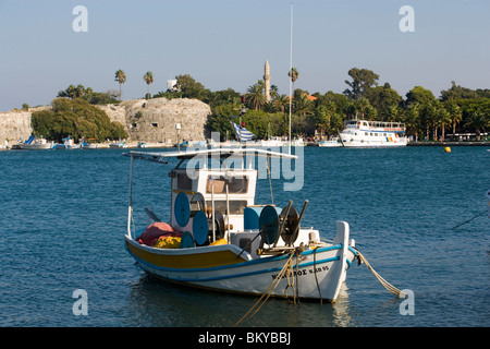 Blick auf einem Fischerboot Neratzia Schloss, eine ehemalige Festung der Ritter des Hl. Johannes zu Jerusalem, am Mandraki-Hafen, Kos Stockfoto