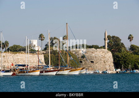 Segelboote vor Neratzia Schloss, eine ehemalige Festung der Ritter des Hl. Johannes zu Jerusalem, am Mandraki-Hafen, Kos-T Stockfoto