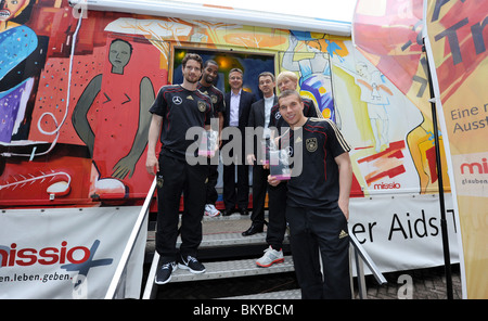 Mitglieder des deutschen Fußball-Nationalmannschaft besuchen einen Iformation LKW über AIDS in Südafrika Stockfoto