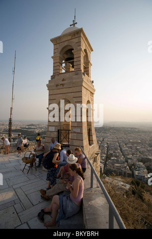 Besucher der Kapelle Agios Georgios auf dem Lykavittos-Hügel, am Aussichtspunkt in der Nähe von Bell tower, Athen, Athen-Piräus, Gree Stockfoto