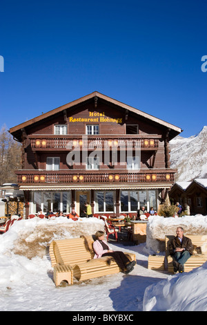 Blick auf das Hotel und Restaurant Hohnegg vor einem schneebedeckten Berg, Saas-Fee, Wallis, Schweiz Stockfoto