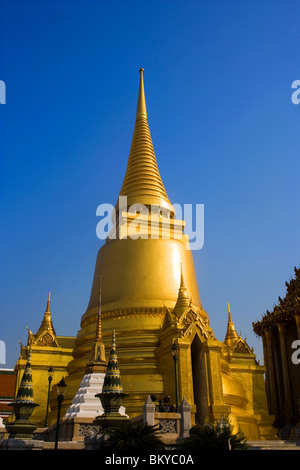 Phra Sri Rattana Chedi auf dem Boden des Wat Phra Kaew, der wichtigsten buddhistischen Tempel von Thailand, Ko Ratanakosin Bangk Stockfoto