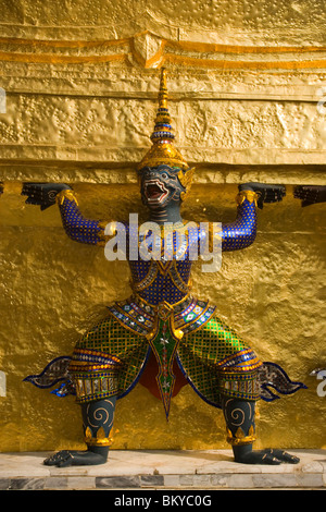 Karyatide eine goldene Chedi, Wat Phra Kaew, der wichtigsten buddhistischen Tempel von Thailand, Ko Ratanakosin, Bangkok, Thailand Stockfoto